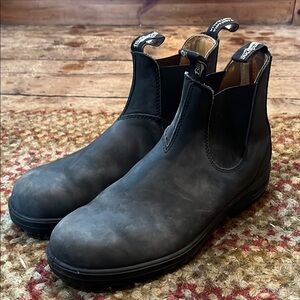 Barely used Blundstone Men's Black Chelsea Boots